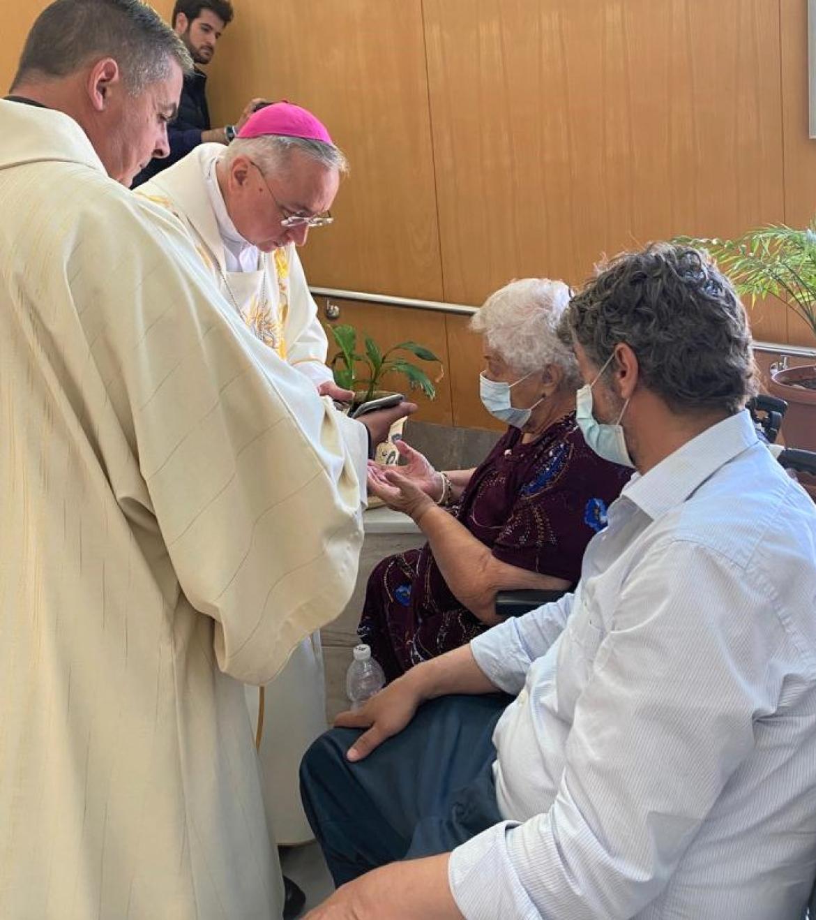Monseñor José Rico Pavés impartiendo el Sacramento de la Unción a los residentes de San Juan Grande